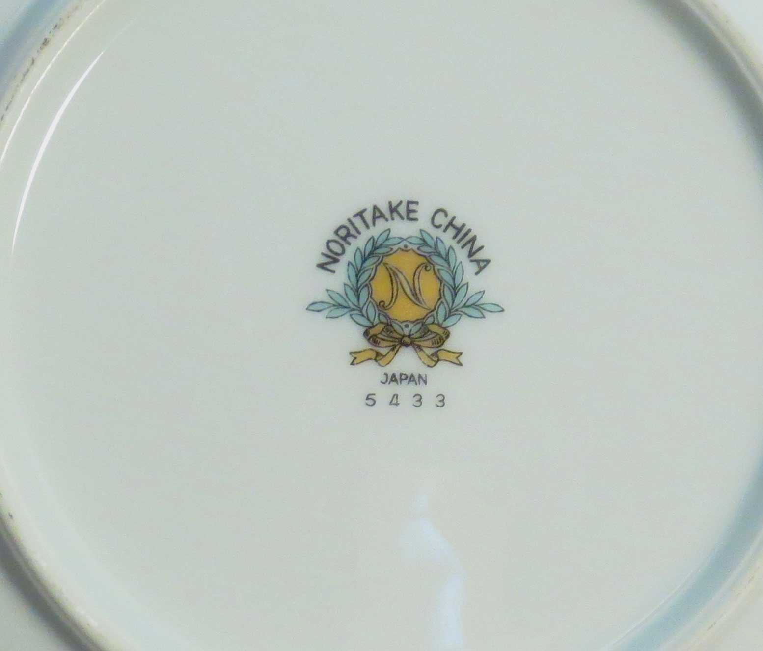 nonページ Noritake 5433 Bread and Butter Plate Dark Pink Floral Garland Gray